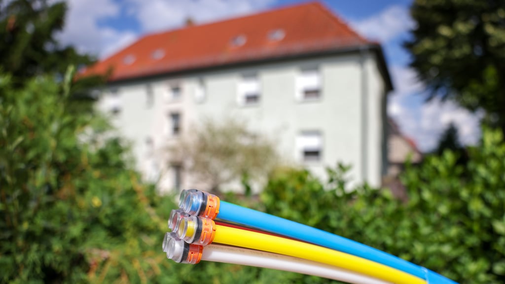 Obwohl in seinem Wohnhaus bereits ein Glasfaser-Anschluss liegt, muss ein Mieter in Wernigerode weiter auf schnelles Internet warten.