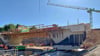 Millimeterarbeit auf der Baustelle im Burgenlandkreis: Rund 1.200 Tonnen wurden beim Einschub der neuen Eisenbahnbrücke in Zangenberg Meter um Meter bewegt.