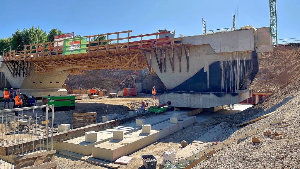 Millimeterarbeit: Rund 1.200 Tonnen wurden beim Einschub der neuen Eisenbahnbrücke in Zangenberg Meter um Meter bewegt.