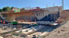  Millimeterarbeit: Rund 1.200 Tonnen wurden beim Einschub der neuen Eisenbahnbrücke in Zangenberg Meter um Meter bewegt. 