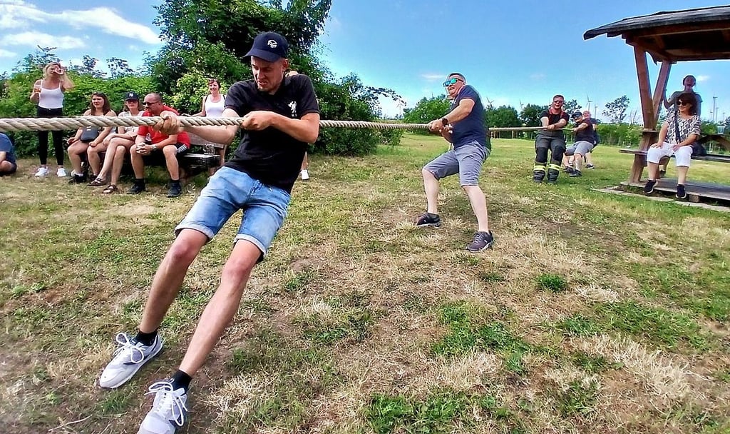 Beim Heimatfest auf der Burg Freckleben ist Muskelkraft gefragt. Das Tauziehen, das dieses Jahr zum ersten Mal veranstaltet wird, kommt gut an.