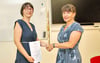 Die schulfachliche Referentin Antje Fritzsche (r.) gratuliert der neuen Schulleiterin Christin Sanftenberg-Marasus.