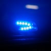 Eine schwer verletzt Frau ist in Halle vor einem Mehrfamilienhaus gefunden worden.