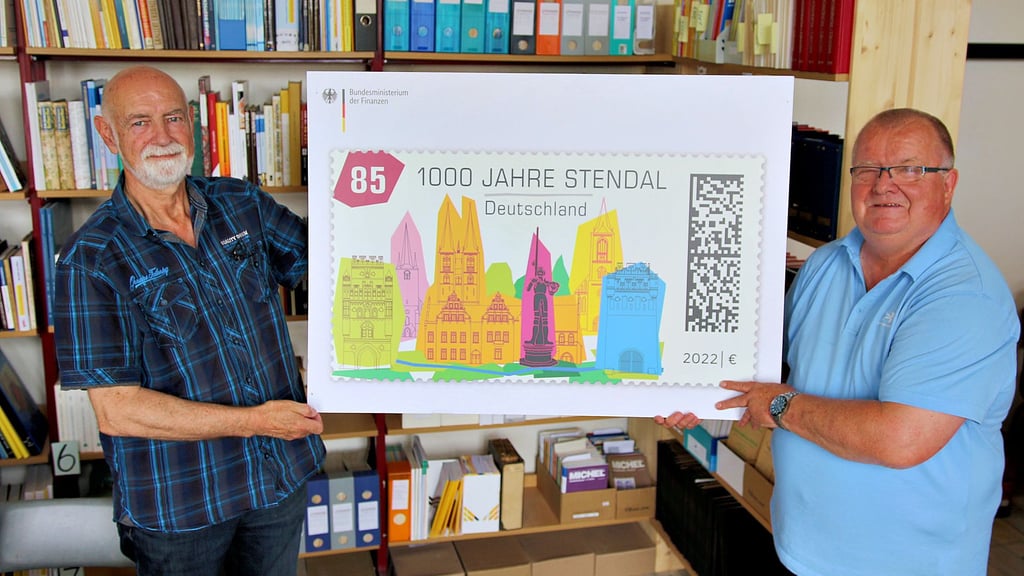 Nach sieben Jahren Pause eröffnet der Briefmarkenverein Stendaler Roland wieder eine Philatelistische Fachbibliothek in Stendal. Zum Team gehören Erwin Müller (links) und Helge Schinkel.