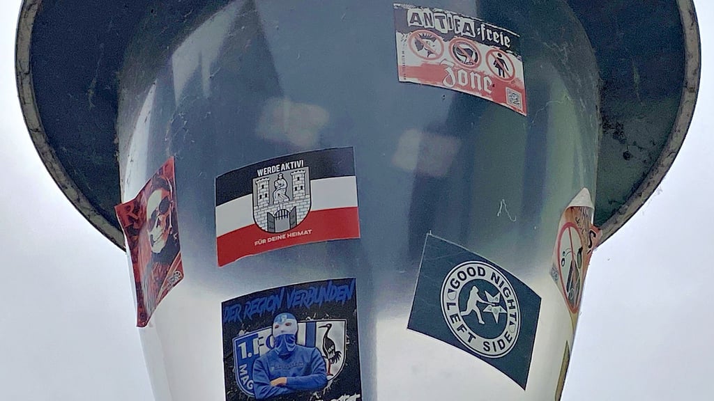 Sticker mit rechtsextremen und rassistischen Parolen. Sie sind auf vielen Laternenpfählen zu finden.