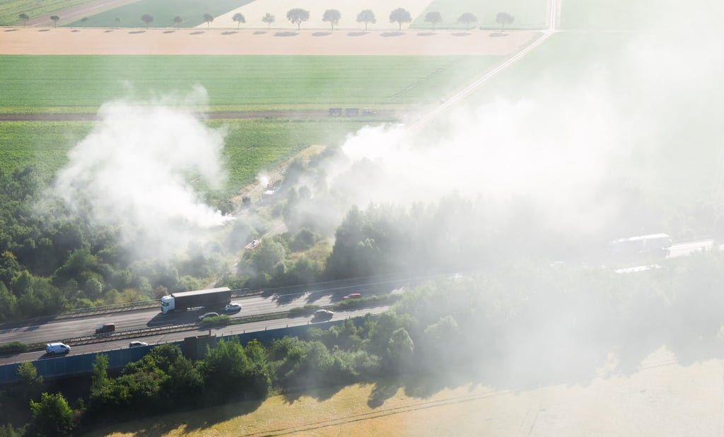 Die Rauchwolke reicht bis auf die Autobahn.