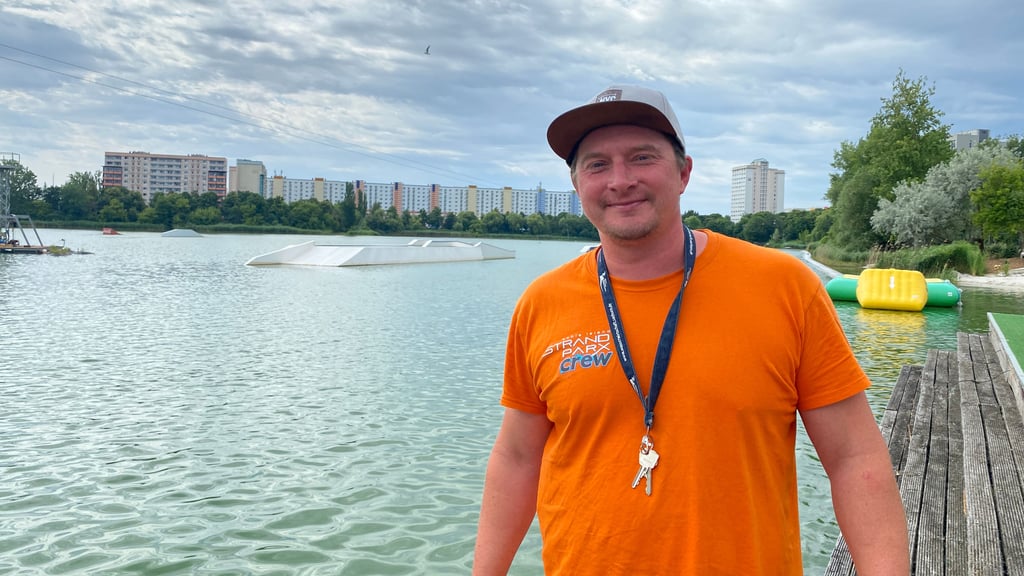 Rico Löbelt, Ressortleiter vom Strandparx Cable Island, liegt die Pflege des Neustädter Sees in Magdeburg am Herzen.