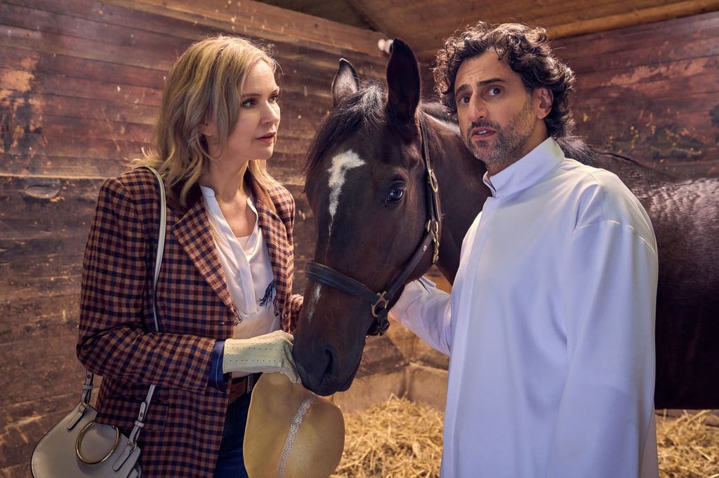 Szene aus dem ZDF-Film „Andere Eltern - die 1. Klasse“: Frau Marx (Veronica Ferres) bekommt von Björn (Serkan Kaya) das Pferd „Tortilla“ vorgestellt.