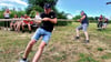 Beim Heimatfest auf der Burg Freckleben ist Muskelkraft gefragt. Das Tauziehen, das dieses Jahr zum ersten Mal veranstaltet wurde, kommt gut an.