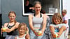 Finden das Eis von Danaiela Becker in Gutenswegen lecker: Céline, Hermine, Angeline und Michel-Marten (von links).