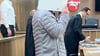 Polizisten müssen sich wegen Diebstahls mit Waffen vor dem Landgericht Hannover verantworten.