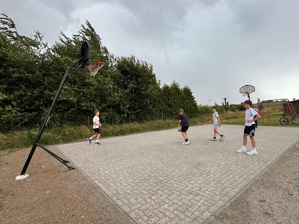 Jugendliche aus Athenstedt nutzen den neuen Basketballplatz.