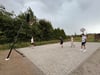  Jugendliche aus Athenstedt nutzen den neuen Basketballplatz.