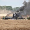 Ein Mähdrescher brannte auf einem Feld bei Petersberg nahe Halle.