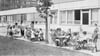 Kinder mit ihren Erzieherinnen in einem Kindergarten in Ostberlin 1973 