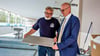  Die Schwimmhalle in Piesteritz bekommt in der Sommerpause neue Fliesen. Im Verhältnis zu den Vorgängern sind sie  groß, wie Konstantin Weinhold (l.)  von der Firma Bantel & Weinhold und der Geschäftsführer der Bäder und Freizeit GmbH Wittenberg, Michael Horn, zeigen. 