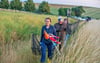 Mit Kescher, Box und Markierwimpel: Friederike Ehrler (v. l.), Babett Mohran und  Laura Lippert auf dem Weg zu einer Fundstelle. 