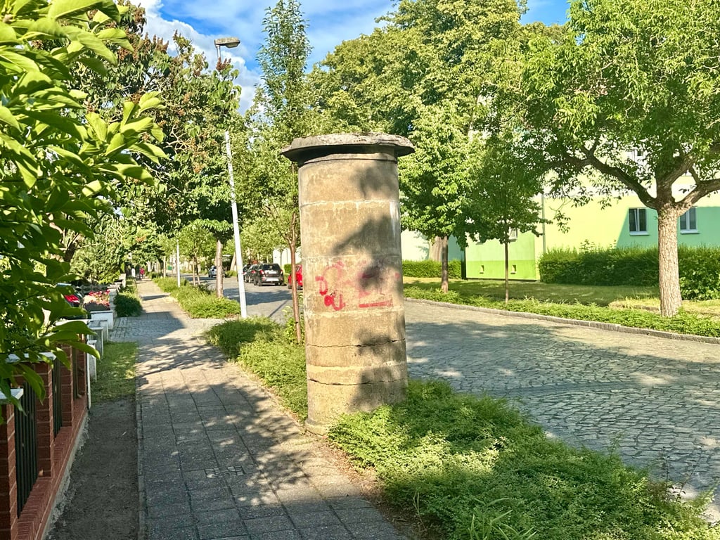 Eine Litfaßsäule in der Zeppelinstraße in Genthin.