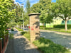 Eine Litfaßsäule in der Zeppelinstraße in Genthin.