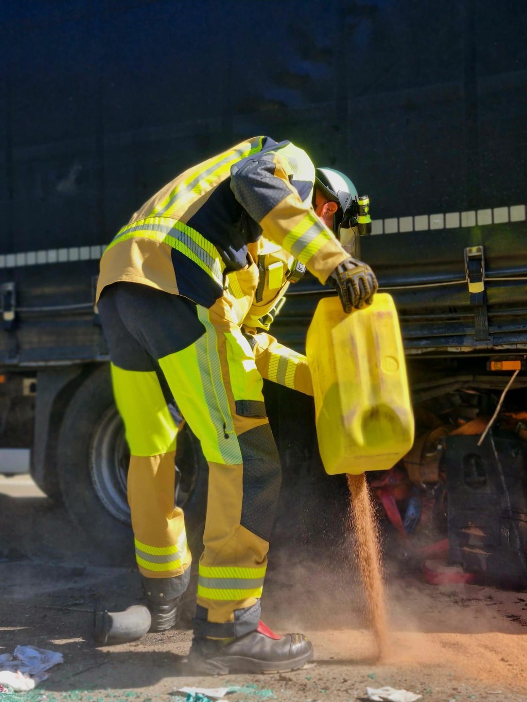 Beim Unfall auf der A2 zwischen Burg und Theeßen mussten in Fahrtrichtung Berlin ausgelaufene Betriebsstoffe von der Feuerwehr aus Burg aufgenommen werden.