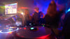 Partygänger tanzen vor einem DJ-Pult in einem Club. Nach zwei Techno-Partys im "Fuchsbau" in Blankenburg haben sich Anwohner wegen des Lärms beschwert. Die Veranstalter haben daraus die Konsequenzen gezogen.