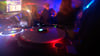 Partygänger tanzen vor einem DJ-Pult in einem Club. Nach zwei Techno-Partys im "Fuchsbau" in Blankenburg haben sich Anwohner wegen des Lärms beschwert. Die Veranstalter haben daraus die Konsequenzen gezogen.