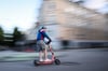 E-Scooter fahren ist weit verbreitet. Wie alle anderen Verkehrsteilnehmer sind aber auch die Elektrorollerfahrer einem Unfallrisiko ausgesetzt -  wie sich am Montag bei einem Unfall in Weißenfels im Burgenlandkreis gezeigt hat (Symbolfoto).   
