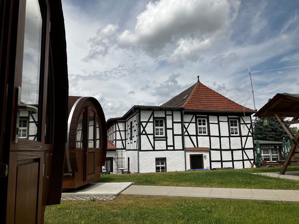 Das Gartenhaus ist als Drei-Sterne-Hotel zertifiziert. Besonders beliebt sind Übernachtungen im Fass.