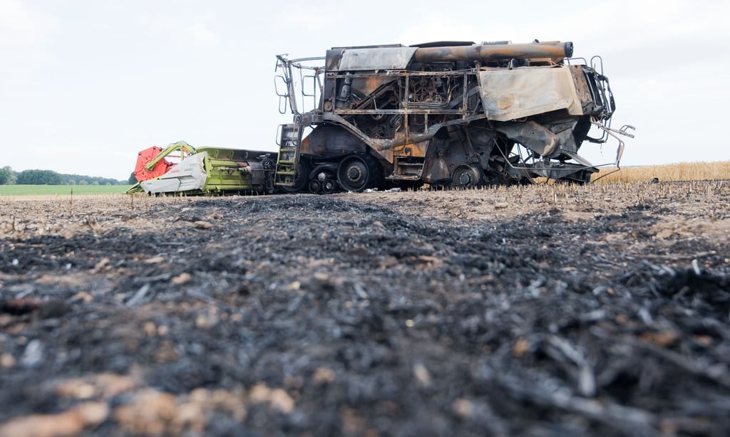 Ein Mähdrescher ist bei einem Ernteeinsatz in Petersberg (Saalekreis) in Brand geraten. (Archivbild)
