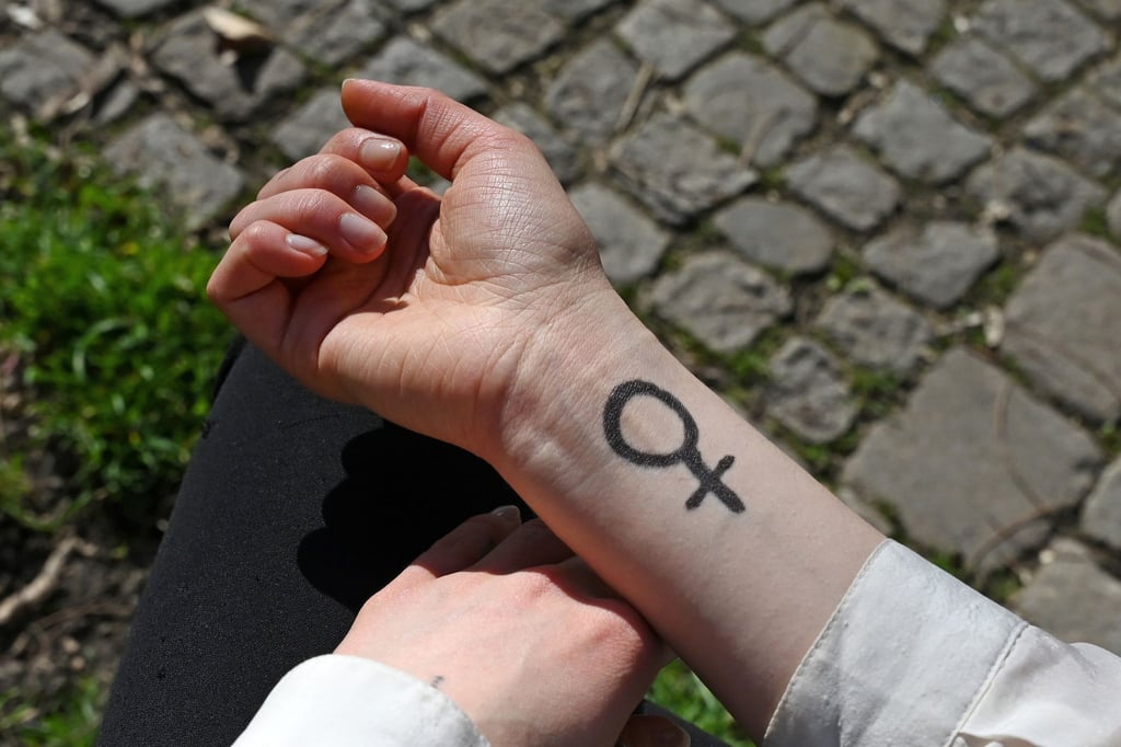 Häufig bleibt es nicht bei Worten: Die Zahl frauenfeindlicher Straftaten ist angestiegen. (Symbolbild)