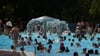 Das Sommerbad Kreuzberg ist gut besucht bei hochsommerlichen Temperaturen. (Archivbild)