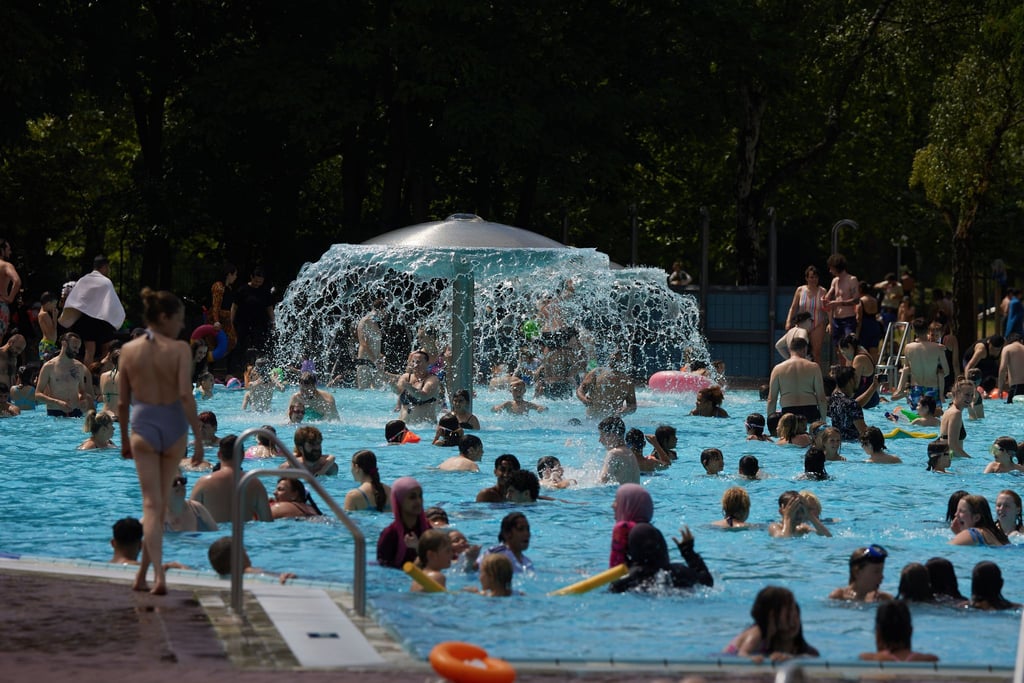Das Sommerbad Kreuzberg ist gut besucht bei hochsommerlichen Temperaturen. (Archivbild)