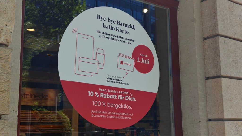 Ein Hinweis am Schaufenster der Steinecke-Filiale in Leipzig zum bargeldlosen Zahlen.