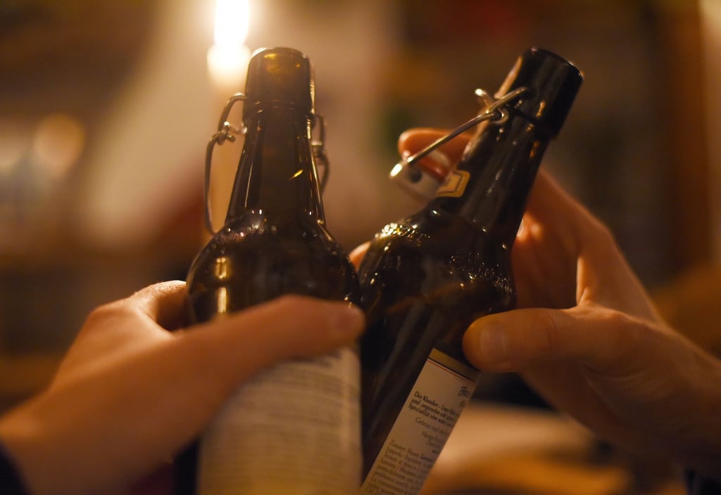 Prost! Bei mehr als einer kleinen Flasche Bier kann es mit Blick auf die Promillegrenze schon kritisch werden.