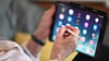Auch der Umgang mit dem Tablet gehört zum Inhalt des SeniorNetzwerks Huy.