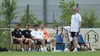 Pascal Ibold (vorn sitzend) und Petrik Sander (r.) waren zuletzt angetan von der Leistung ihrer U 23 beim FCM. Nach dem aufstieg spiel die Reserve der Magdeburger künftig in der Regionalliga Nordost.&nbsp;&nbsp;