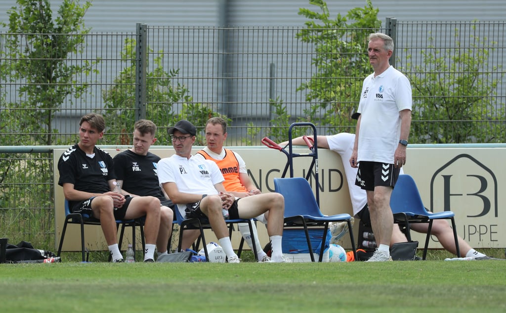 Pascal Ibold (vorn sitzend) und Petrik Sander (r.) waren zuletzt angetan von der Leistung ihrer U 23 beim FCM. Nach dem aufstieg spiel die Reserve der Magdeburger künftig in der Regionalliga Nordost.