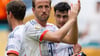 Bayerns Vorarbeiter und Matchwinner Harry Kane applaudiert den Fans.
