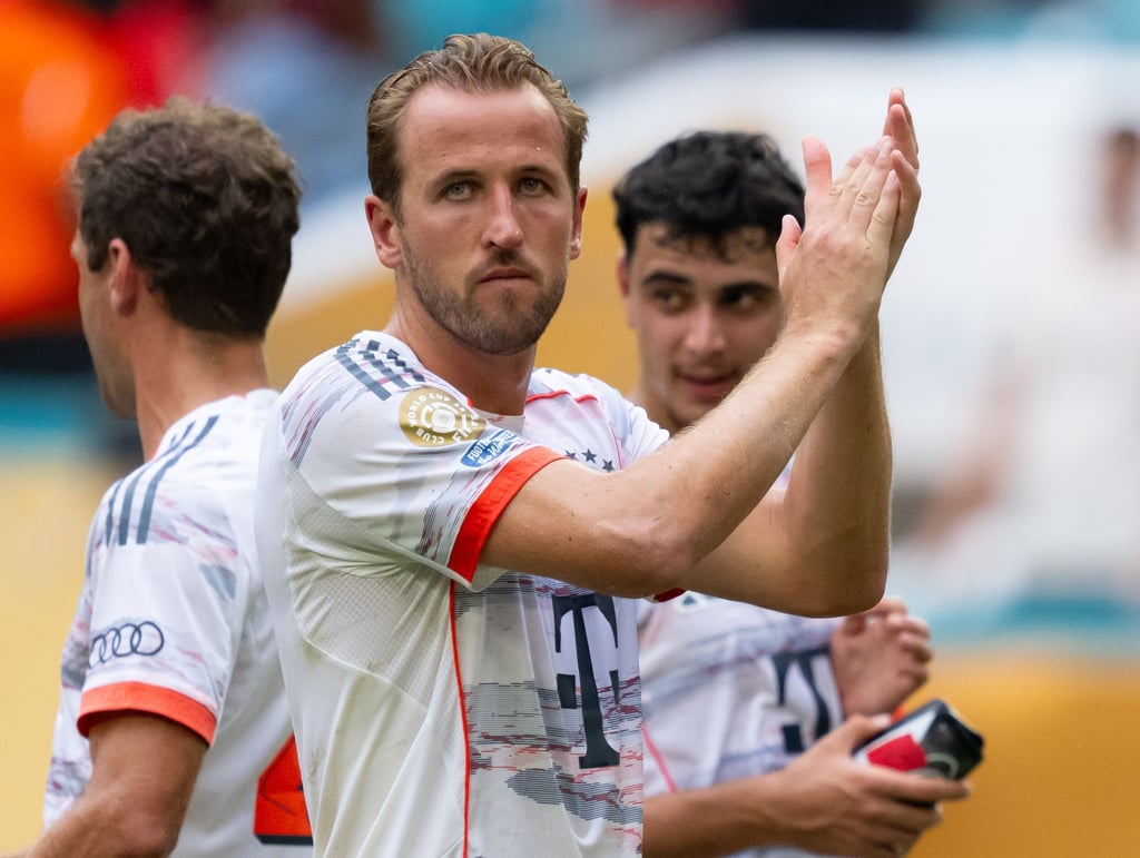 Bayerns Vorarbeiter und Matchwinner Harry Kane applaudiert den Fans.