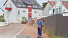 Das Bauprojekt in der Rothenseer Straße in Barleben wird voraussichtlich vier Wochen länger dauern. Mit der Aufhebung der Vollsperrung wird in etwa einem Monat gerechnet. Bevor am Dienstag das Bitumen für den Radweg kommt, müssen noch Vorarbeiten geleistet werden. 