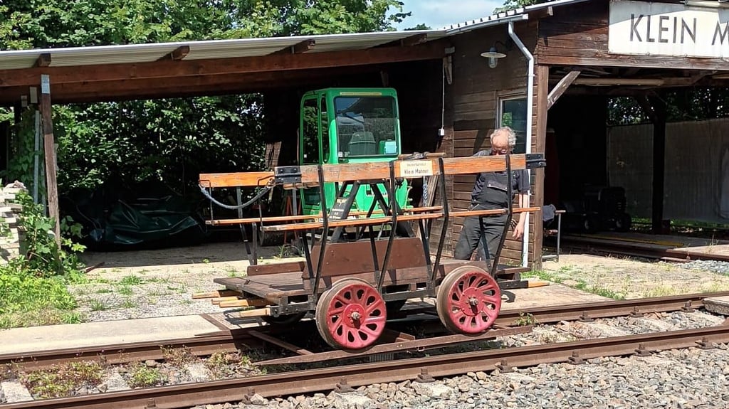 Mit dieser Draisine wird bald über Straßenbahngleise in Magdeburg gefahren.