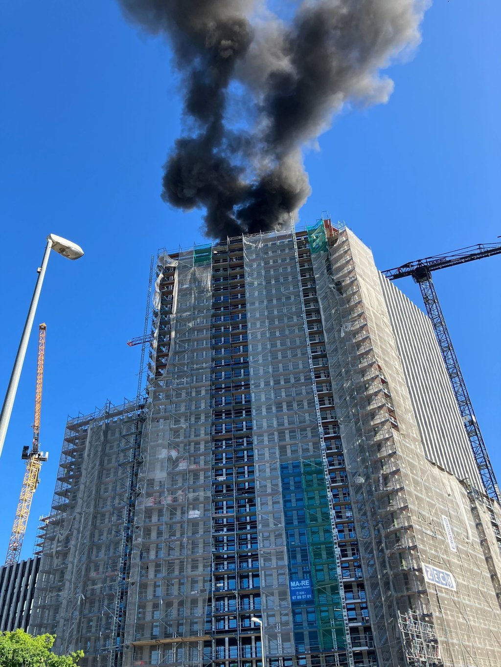 Die Ursache für das Feuer auf dem Dach eines Hochhauses ist noch unklar.