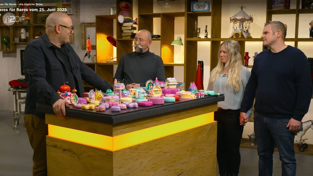 Eine große Sammlung an Polly-Pocket-Spielzeug wird bei "Bares für Rares" angeboten.