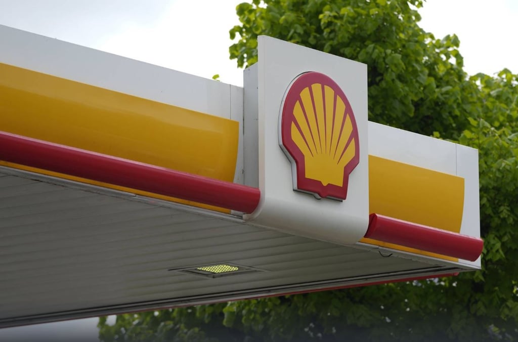 Eine Shell-Tankstelle ist in Teutschenthal von acht Männern gemeinschaftlich beklaut worden.