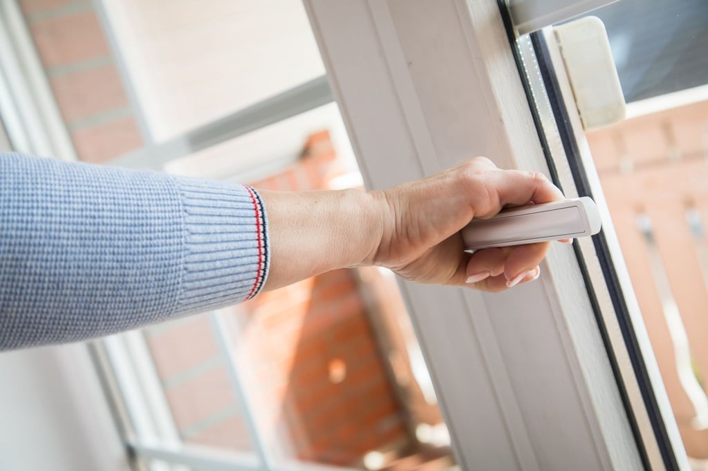 Fenster mit niedrigem g-Wert schützen im Sommer vor Hitze, lassen aber im Winter weniger Sonnenwärme rein.