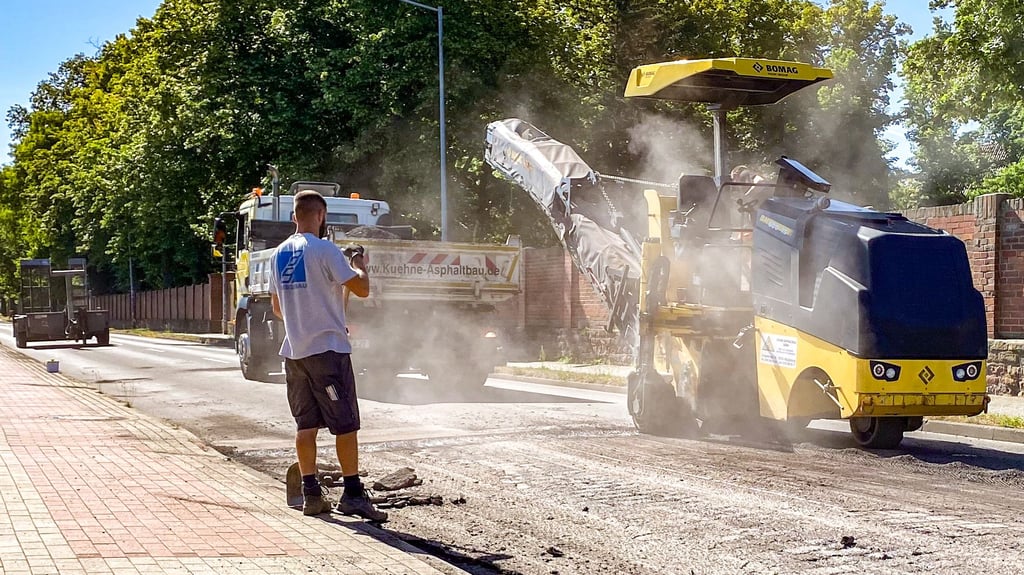 Auf Höhe des Friedhofs werden Schäden auf der Fahrbahn behoben.