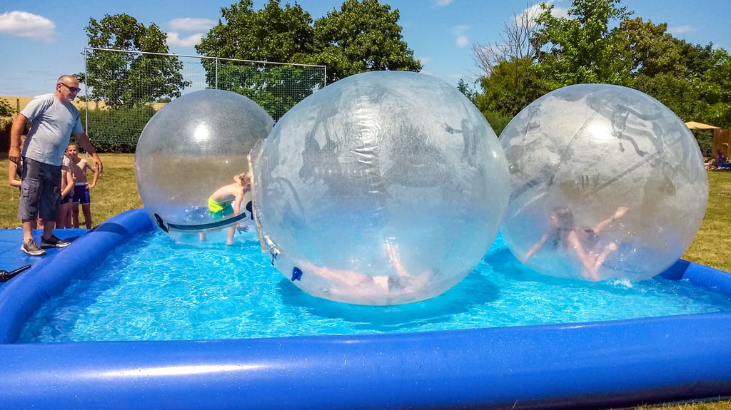 Die Riesen-Wasserbälle im Pool waren natürlich der Renner bei den Kindern. Die standen sogar regelrecht Schlange, um sich einmal völlig „in ihrer eigenen m it Luft gefüllten Blase“ austoben zu können.