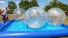 Die Riesen-Wasserbälle  im Pool waren natürlich der Renner bei den Kindern. Die standen sogar regelrecht Schlange, um sich einmal völlig „in ihrer eigenen m  it Luft gefüllten Blase“ austoben zu können.