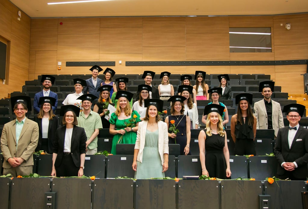 Ein Teil der Absolventinnen und Absolventen der Humanmedizin sowie des Masterstudiengangs Immunologie der Medizinischen Fakultät der Otto-von-Guericke-Universität Magdeburg.