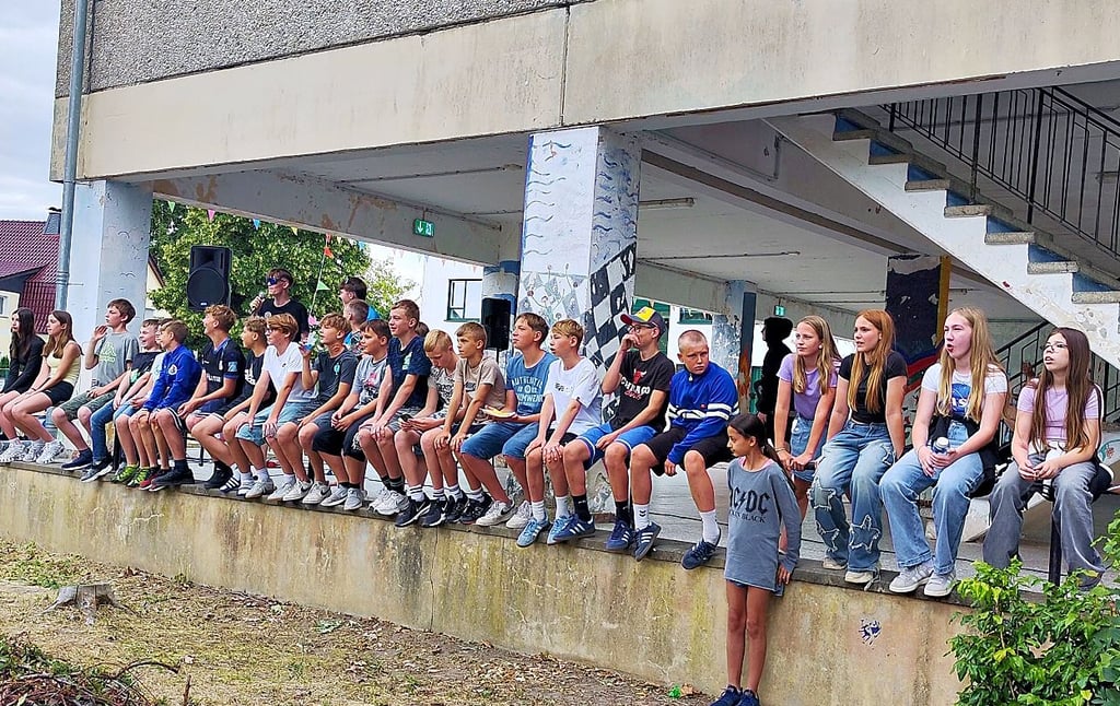 Klassen aller Jahrgangsstufen haben zusammen das Sommerfest auf die Beine gestellt. Außerdem die zukünftigen 5. Klassen eingeladen.